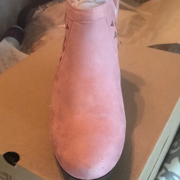 Last Pair! Size 6, get them now start wearing now! - Picture 2 of 5